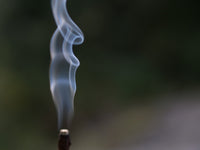 Inciensos de Canelo de Umo Recolector encendidos, humo de sahumerio artesanal