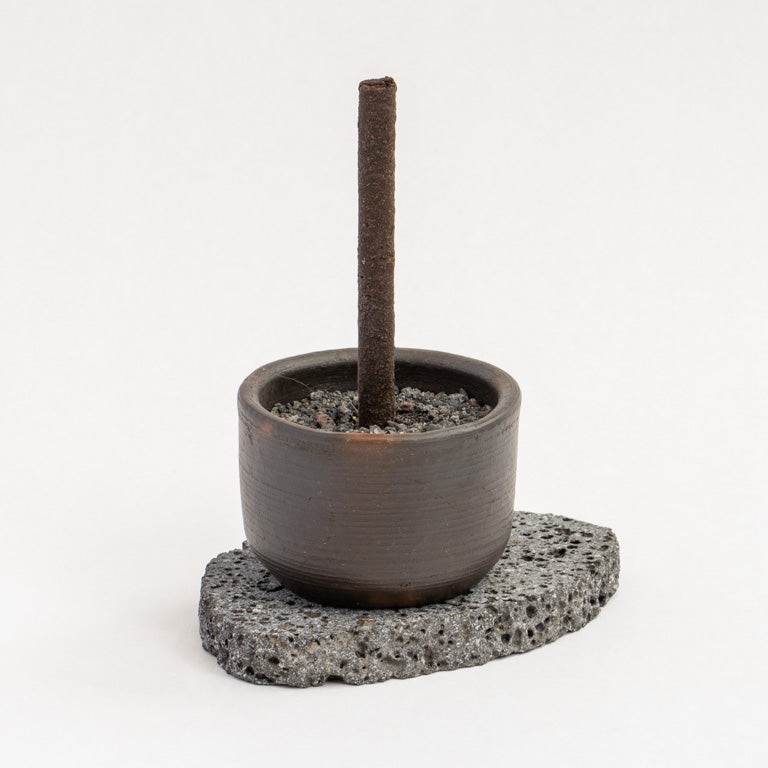 Kit Volcán + 1 Aroma a Elección – Incienso Natural con Base de Roca Volcánica - Vista frontal | Umo Recolector
